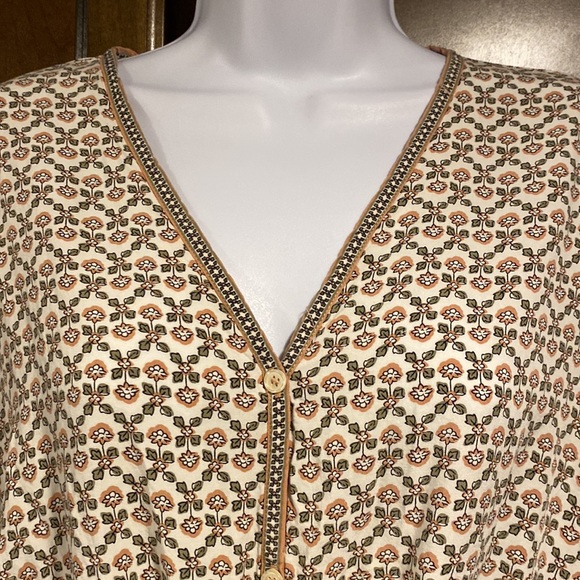 Max Studio Women’s Large quarter sleeve button v neck blouse with front knot - Picture 3 of 10